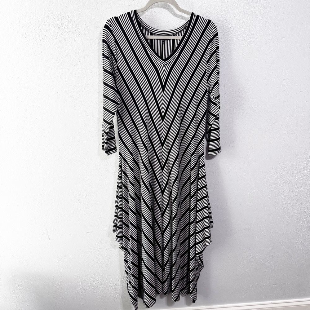 Comfy USA Black and White Asymmetrical Dress xl